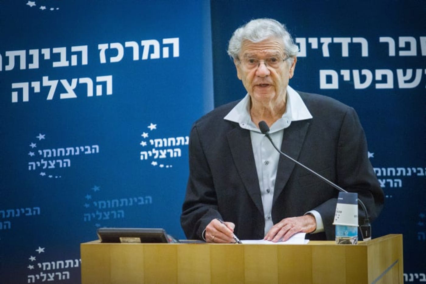הרב הראשי: "להתייחס לאהרון ברק 'כחרס הנשבר'"