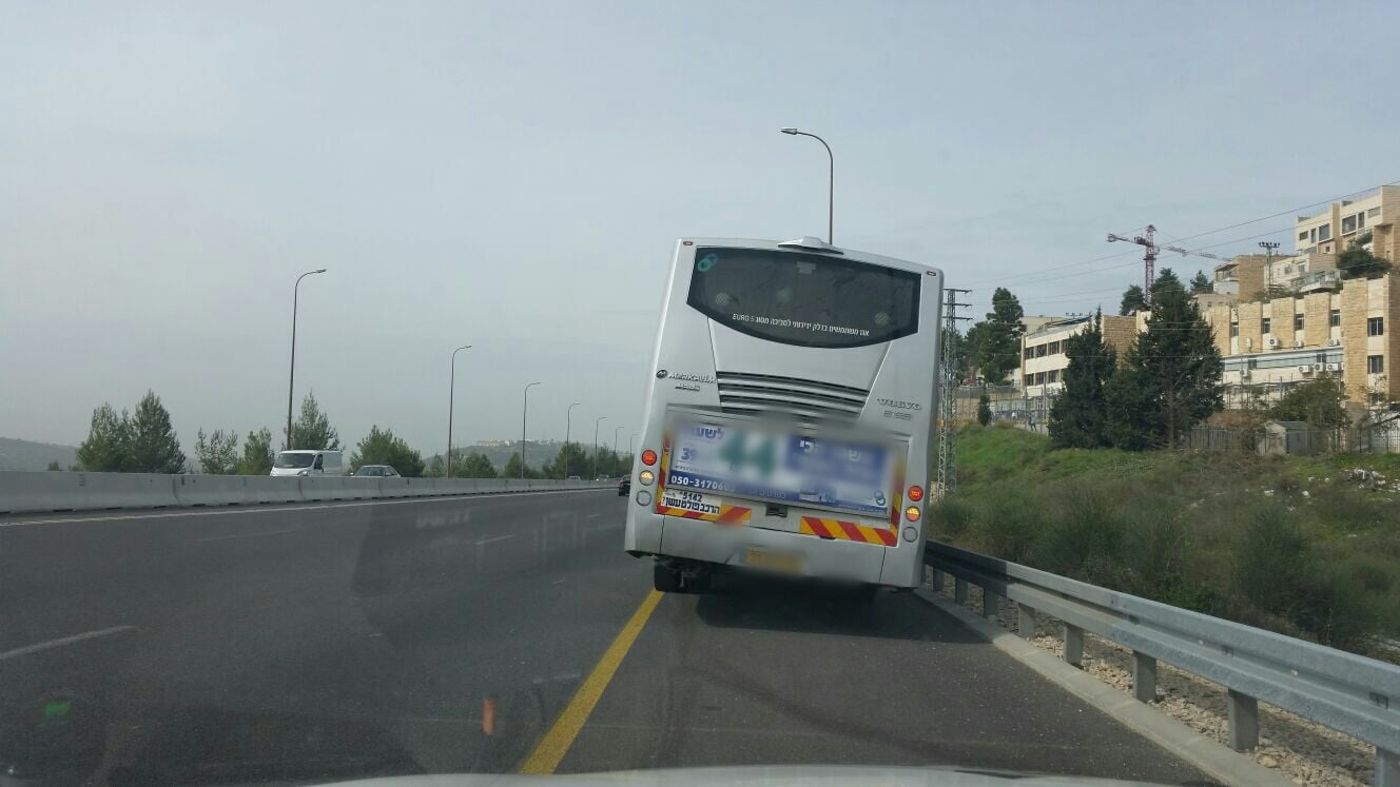 כמעט תאונה: האוטובוס לטלז סטון נטה על צדו