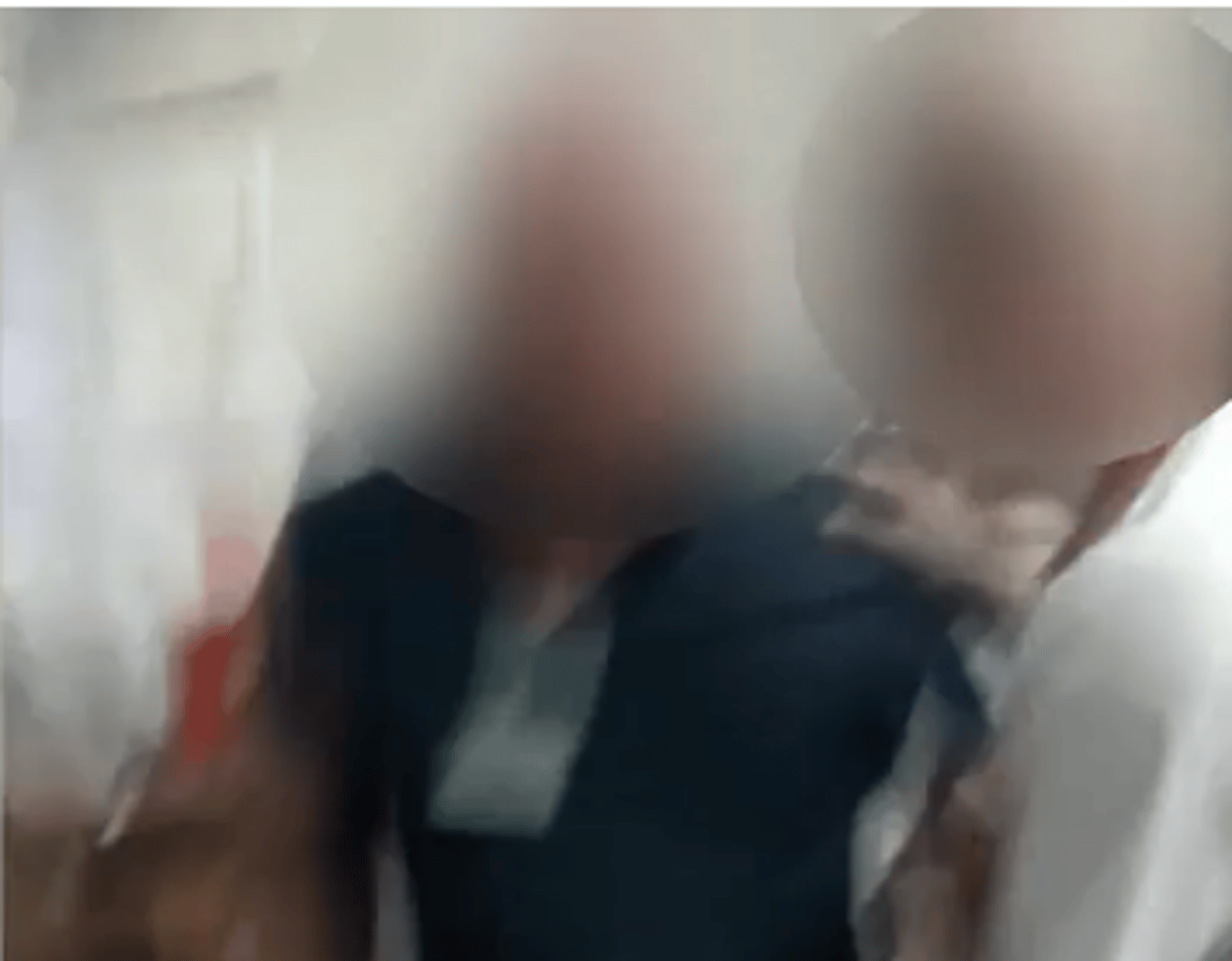 צפו: הרופא משתולל ומנסה לבעוט בלקוח נכה
