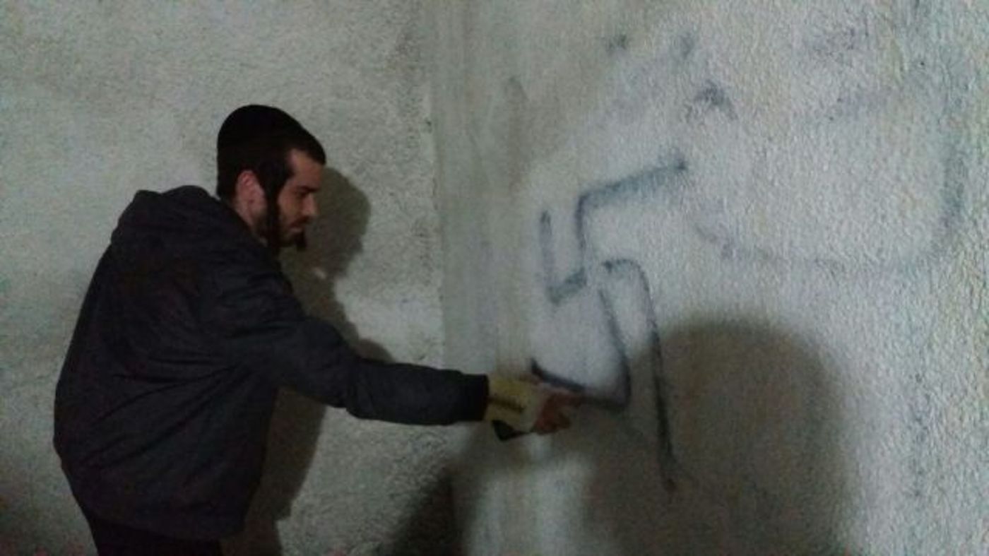 צלבי קרס בקבר יהושע בן נון