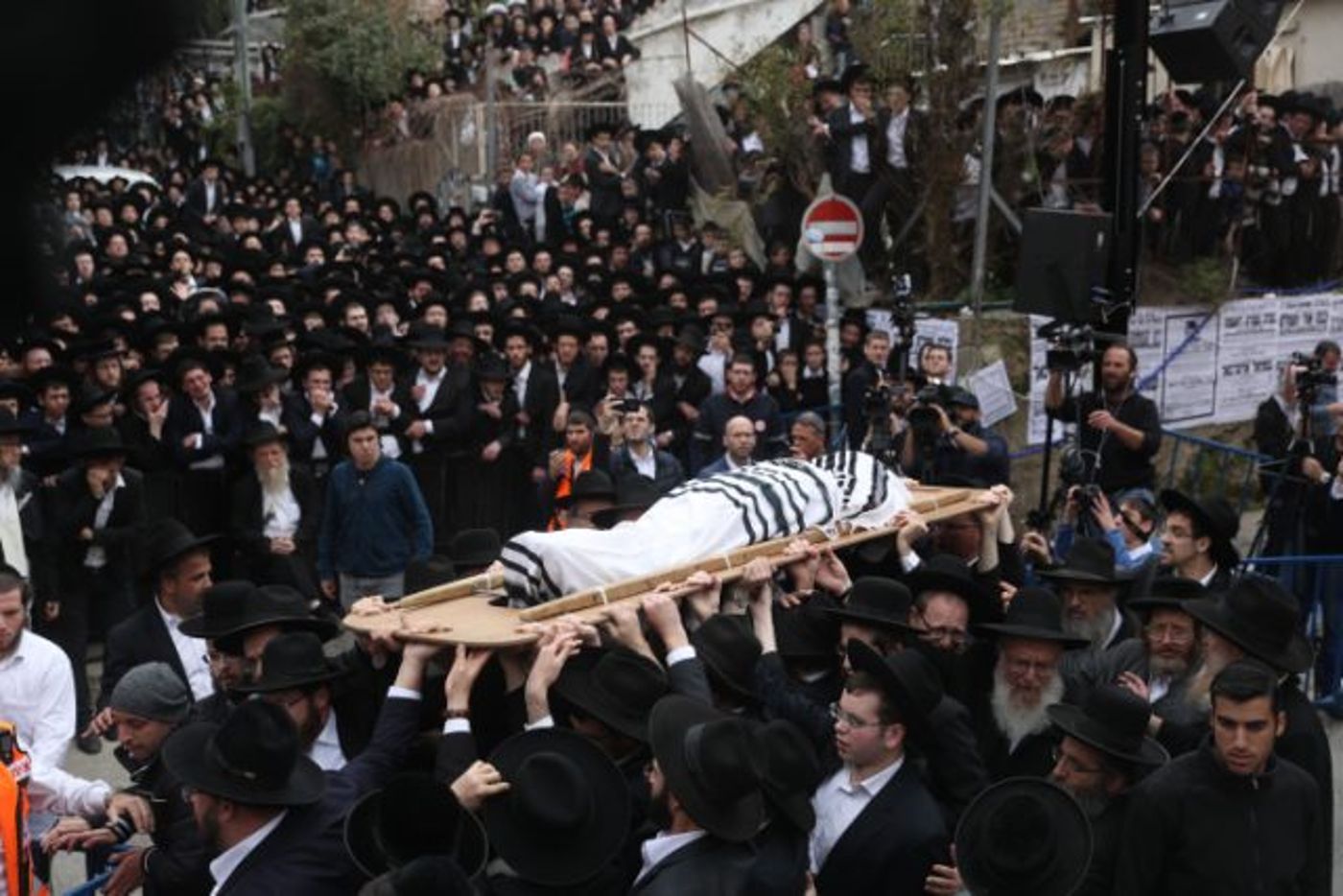 צפו: רבבות השתתפו בהלוויתו של הרב אויערבך זצ"ל