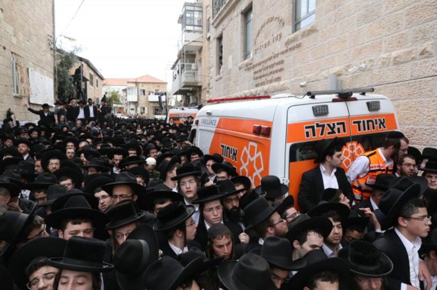 צפו: רבבות השתתפו בהלוויתו של הרב אויערבך זצ"ל