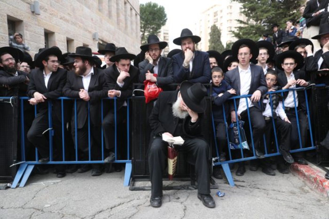 צפו: רבבות השתתפו בהלוויתו של הרב אויערבך זצ"ל