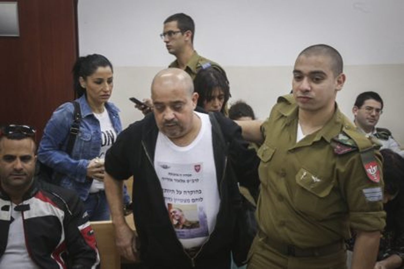 אזריה התקשר לחייל היורה, שסירב לדבר עימו וניתק