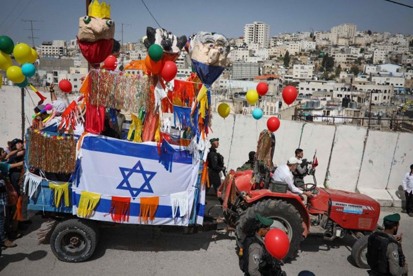 הרחובות צבעוניים והחכ"ים בתחפושות• גלריה חגיגית