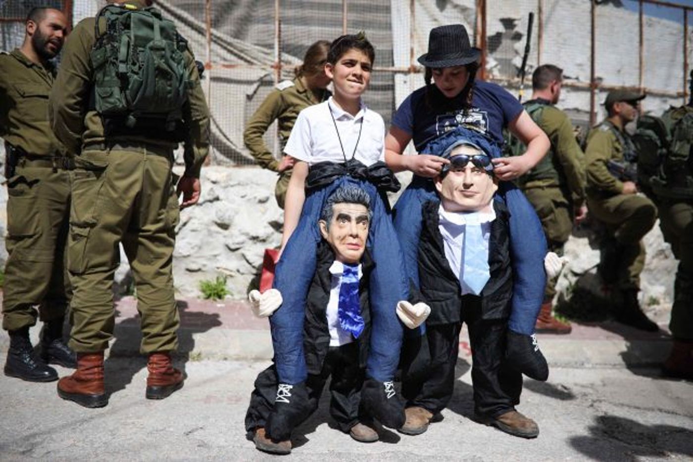 הרחובות צבעוניים והחכ"ים בתחפושות• גלריה חגיגית