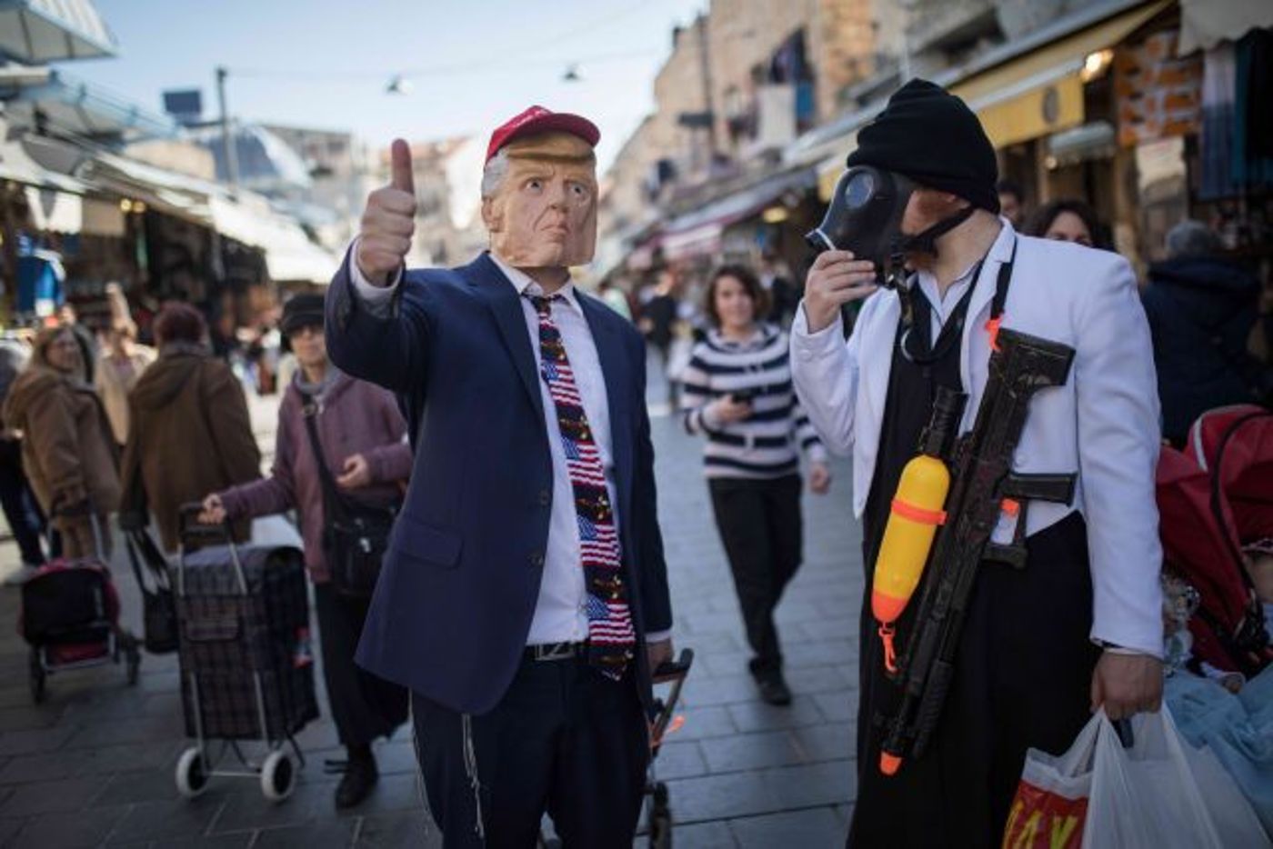 הרחובות צבעוניים והחכ"ים בתחפושות• גלריה חגיגית