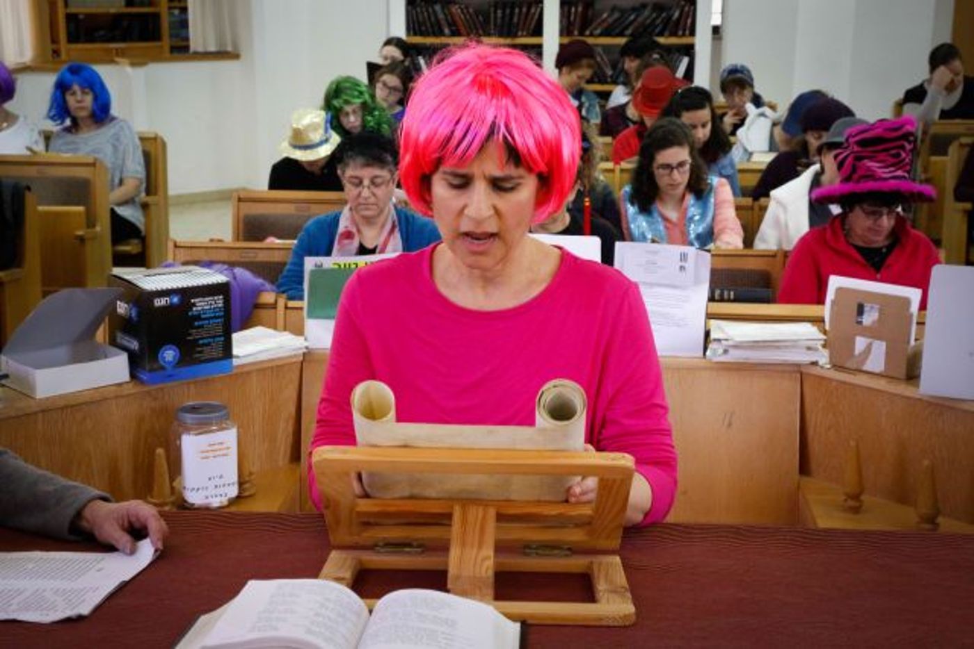 הרחובות צבעוניים והחכ"ים בתחפושות• גלריה חגיגית