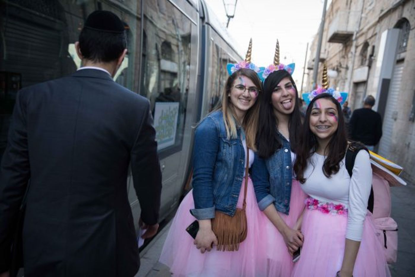 הרחובות צבעוניים והחכ"ים בתחפושות• גלריה חגיגית