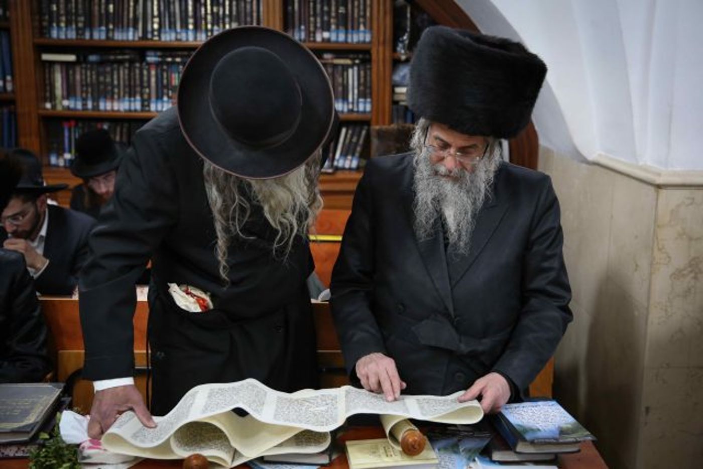הרחובות צבעוניים והחכ"ים בתחפושות• גלריה חגיגית