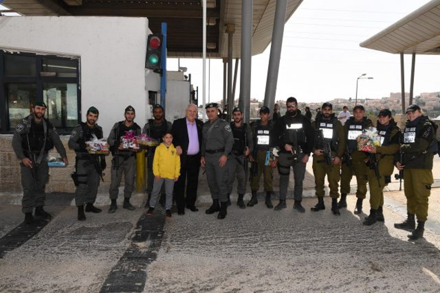 הנשיא במבצע חלוקת משלוחי מנות ללוחמי מג"ב