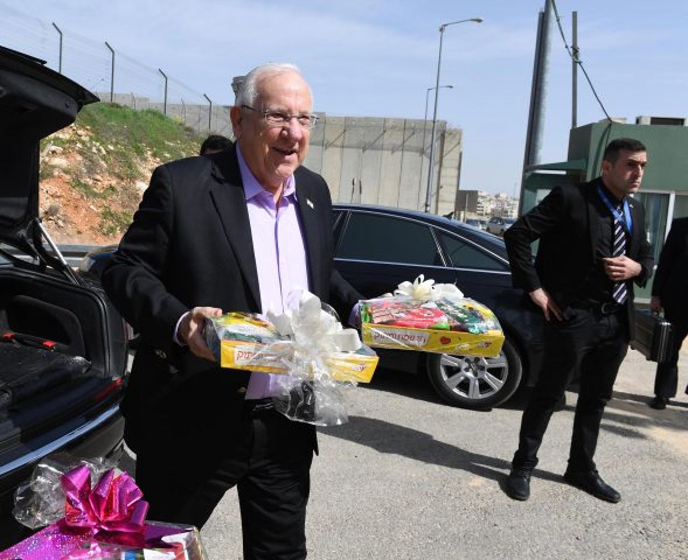 הנשיא במבצע חלוקת משלוחי מנות ללוחמי מג"ב