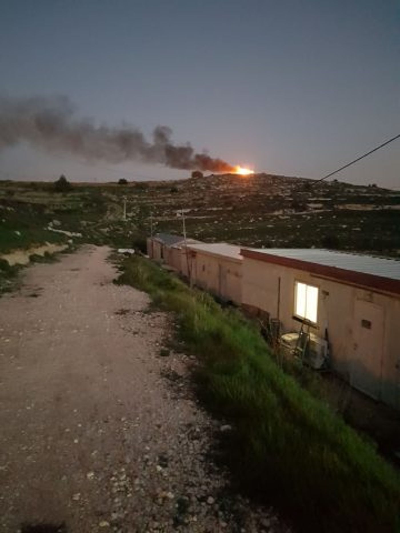 זעזוע: מחבלים שרפו את בית הכנסת בגבעת שורק