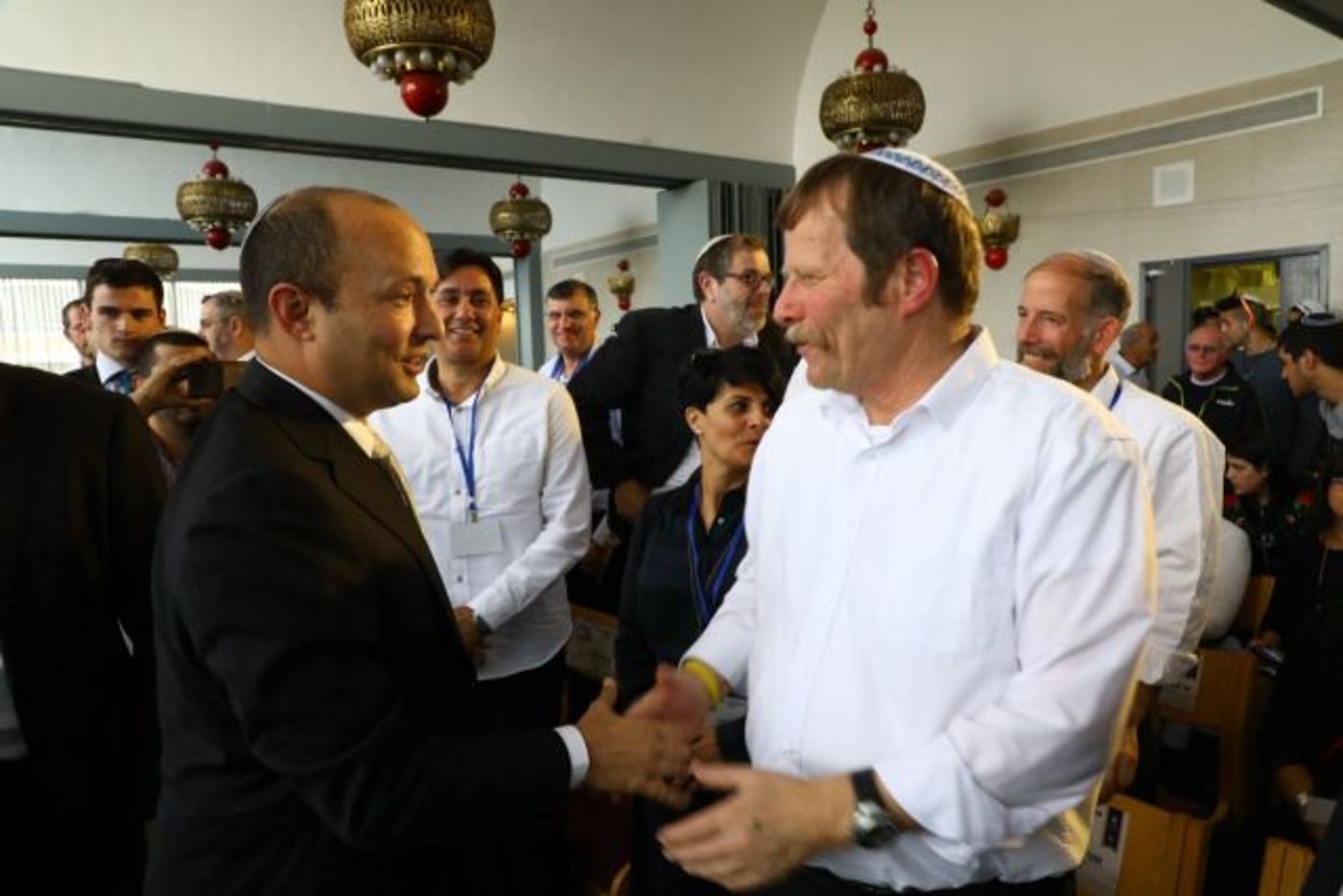 שר החינוך מברך את אחד הזוכים בטקס