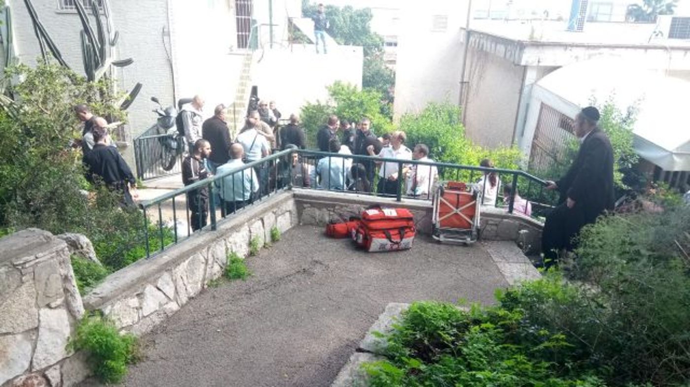 דרמה בחיפה: פצע שוטר במסור נמלט והתבצר בדירה