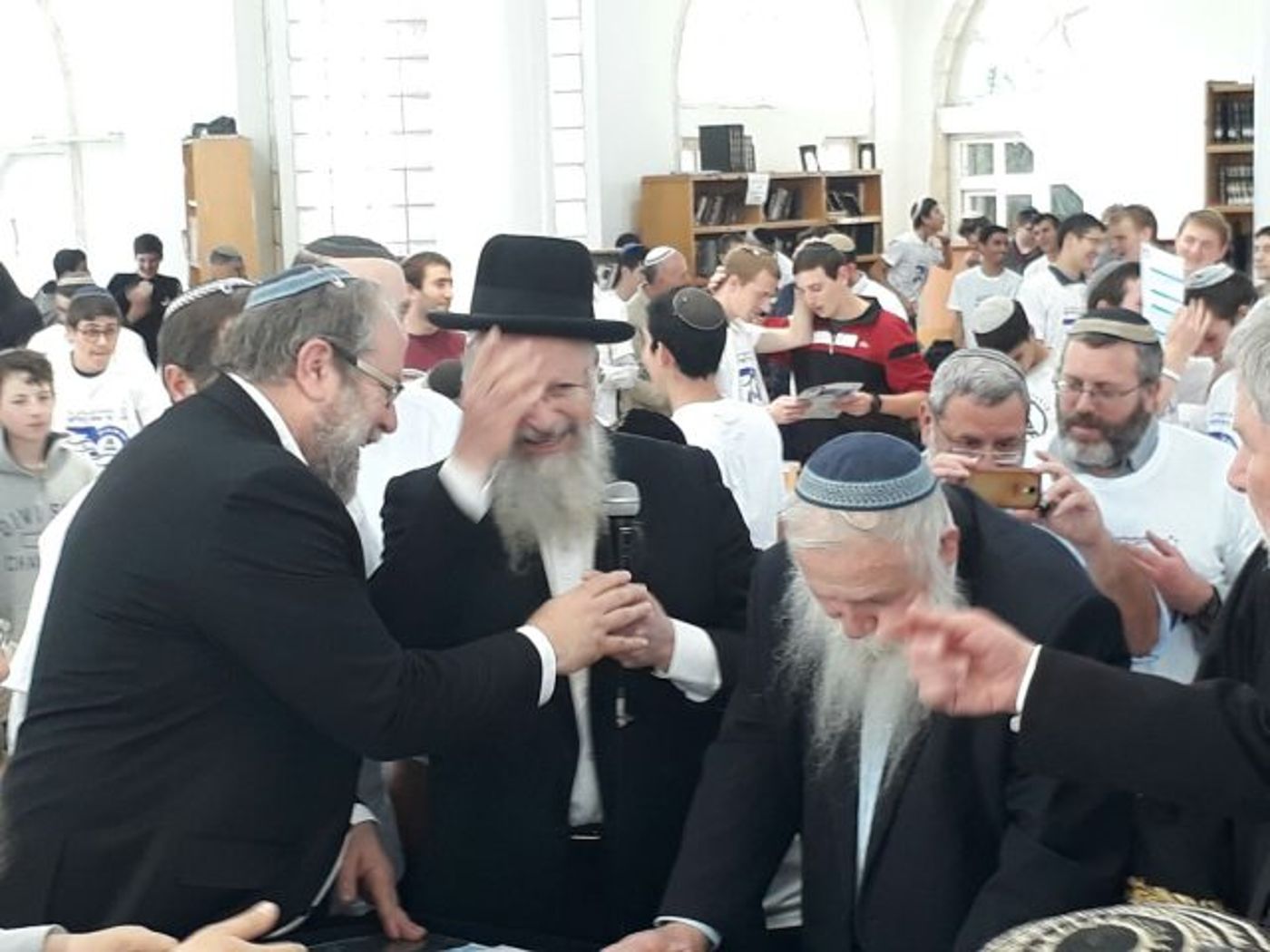 צפו: תפילה המונית לכבוד 70 שנה למדינה