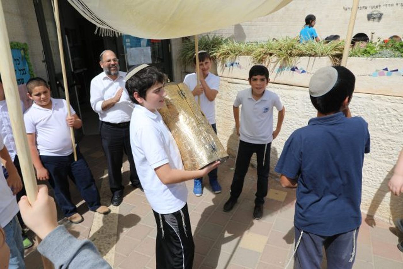 צפו: סיום והכנסת ספר תורה בבית ספר יסודי בבית שמש