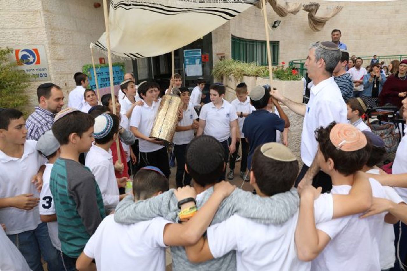 צפו: סיום והכנסת ספר תורה בבית ספר יסודי בבית שמש
