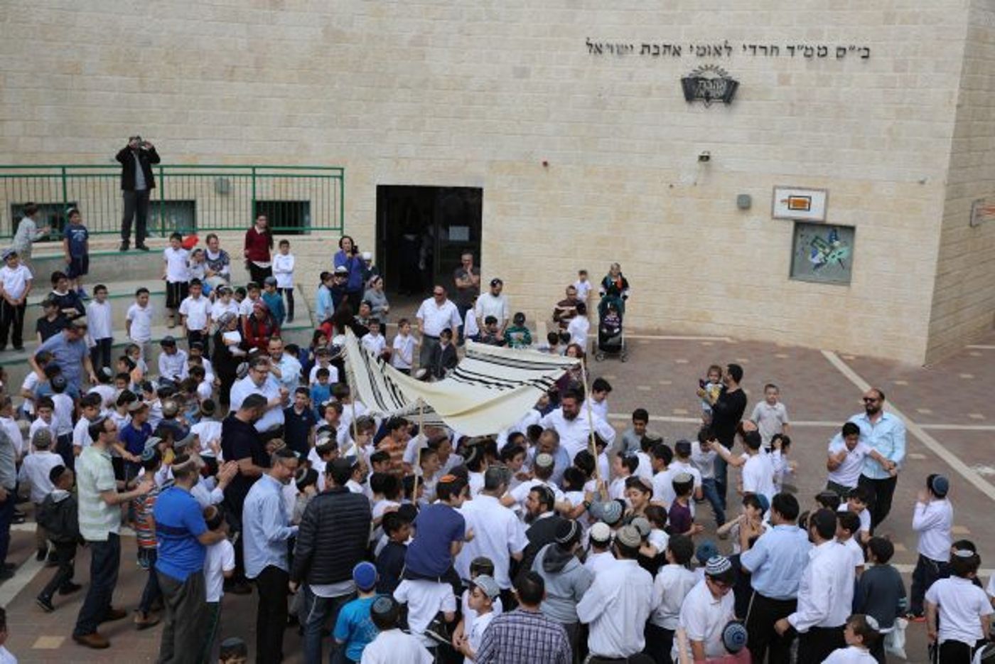 צפו: סיום והכנסת ספר תורה בבית ספר יסודי בבית שמש