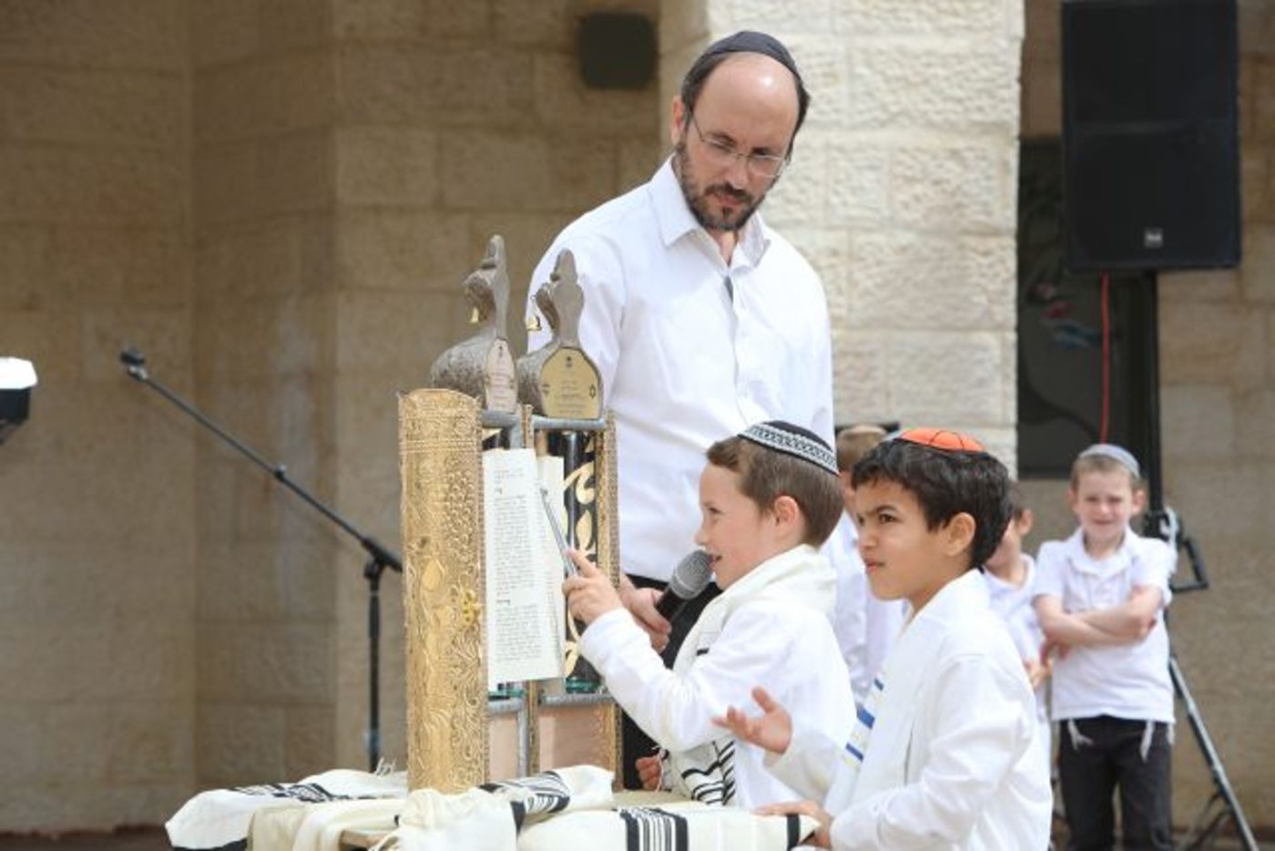 צפו: סיום והכנסת ספר תורה בבית ספר יסודי בבית שמש