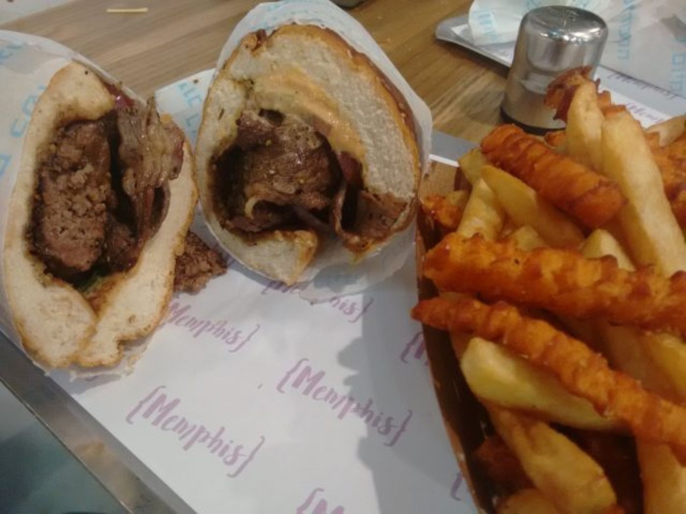 ממפיס: ההמבורגר בעל החזון| ביקורת מסעדות