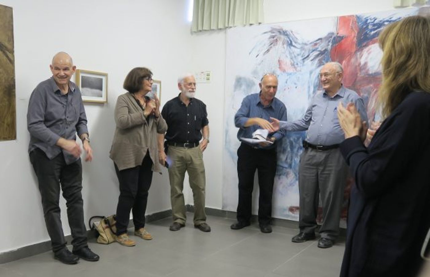 האמנים מגיעים לפתיחת התערוכה החדשה