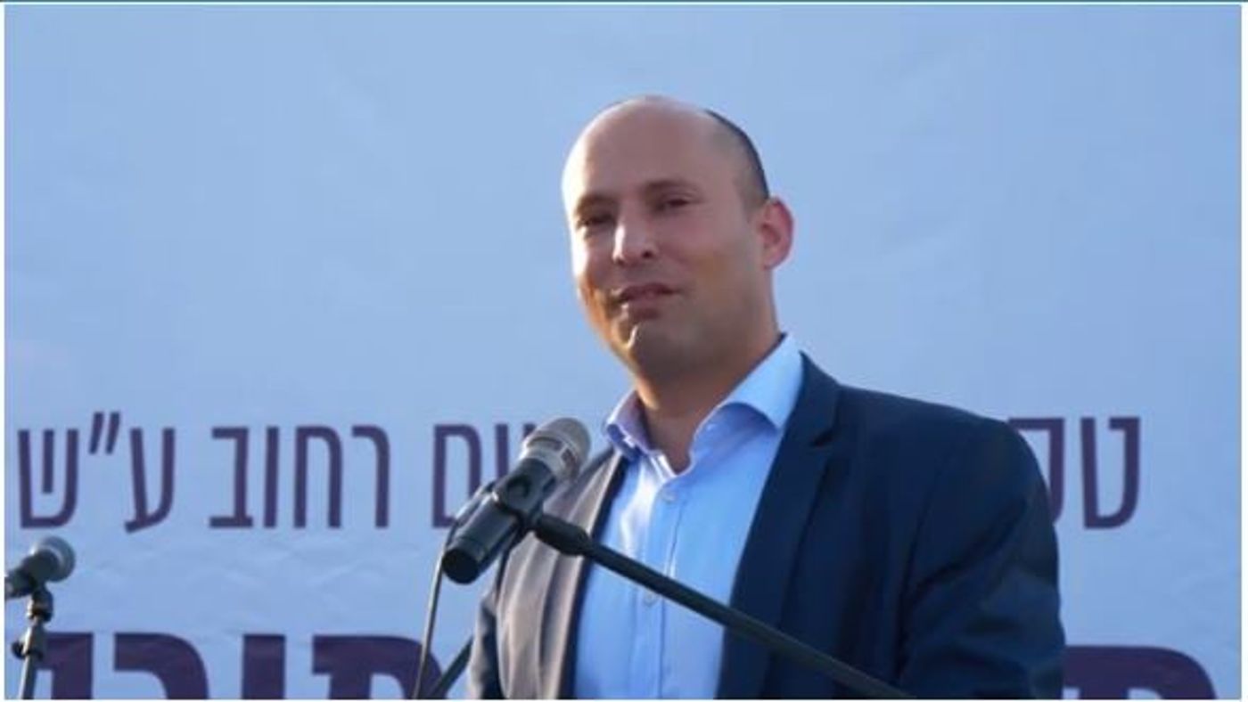 בנט נשנק מבכי: "צר לי עליך אחי עמנואל". צפו