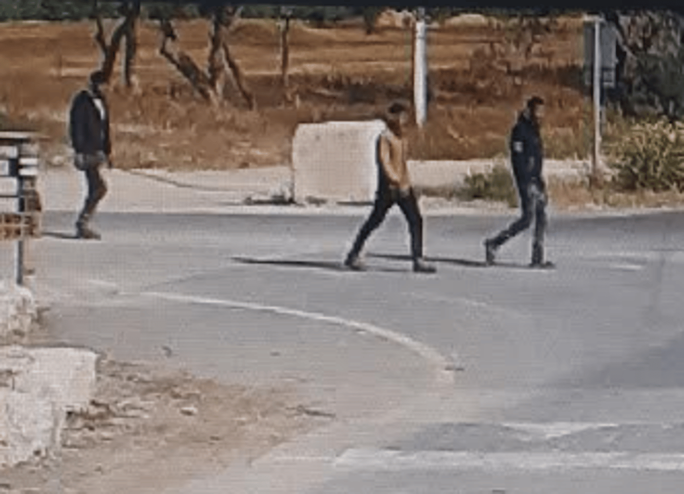 תיעוד דרמטי: המחבלים מסתובבים בקיבוץ צאלים