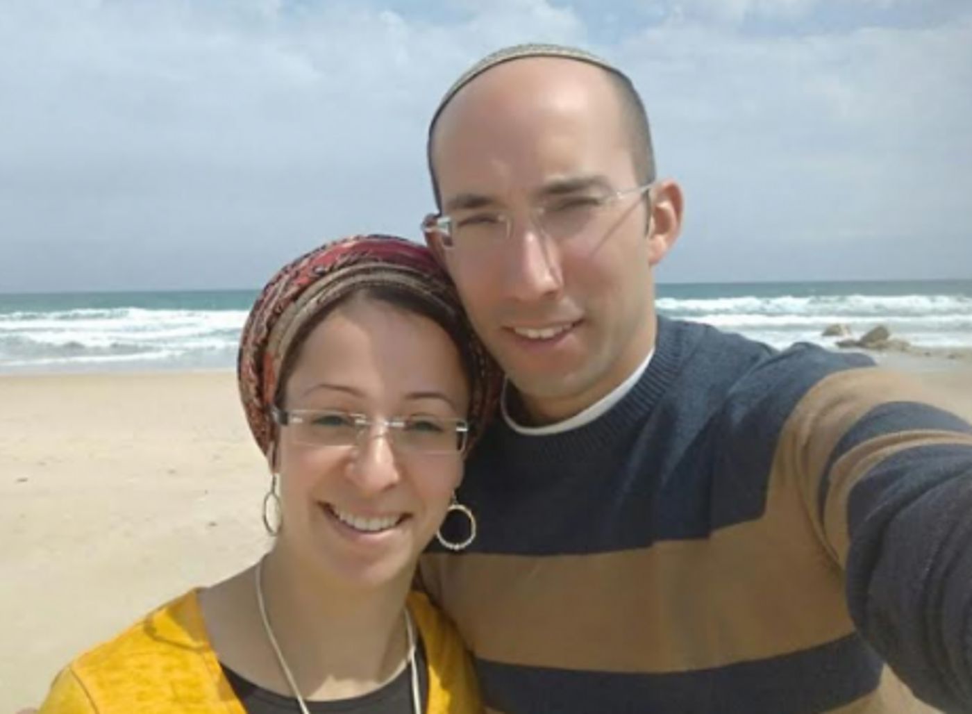 רכש סכינים, דקר בעוצמה בחזה ובבטן ונמלט