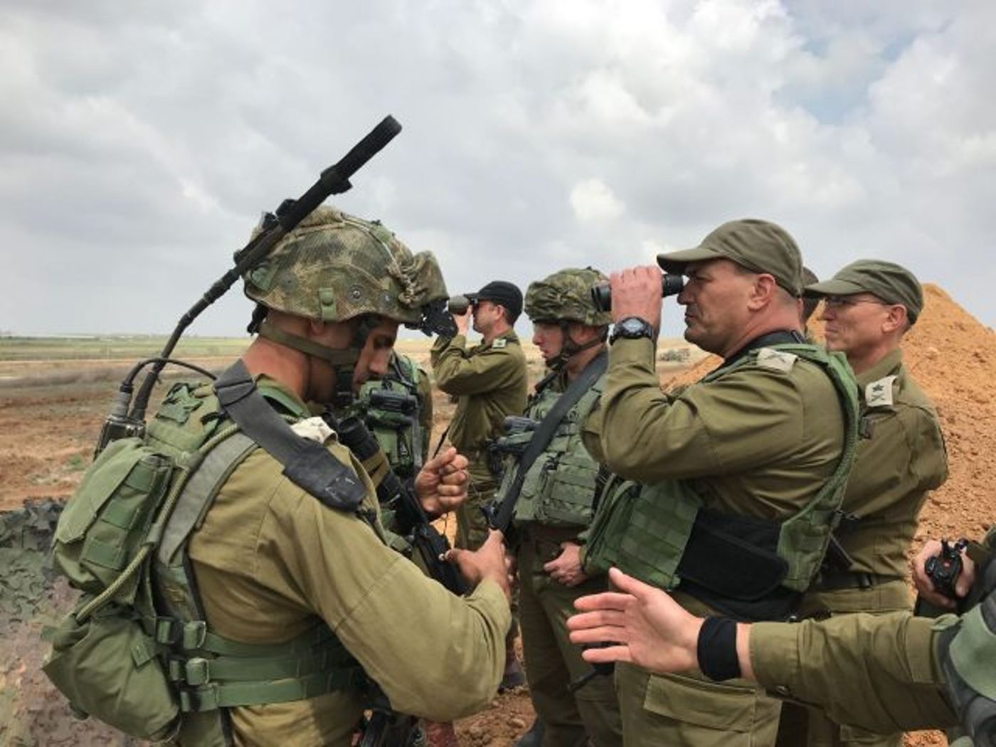 מפקד פעולות הממשלה בשטחים ואלוף פיקוד דרום בשטח