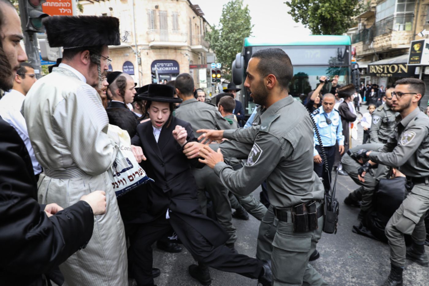 מחאות אלימות בירושלים: חסימות כבישים ומצעד 'הפלג'
