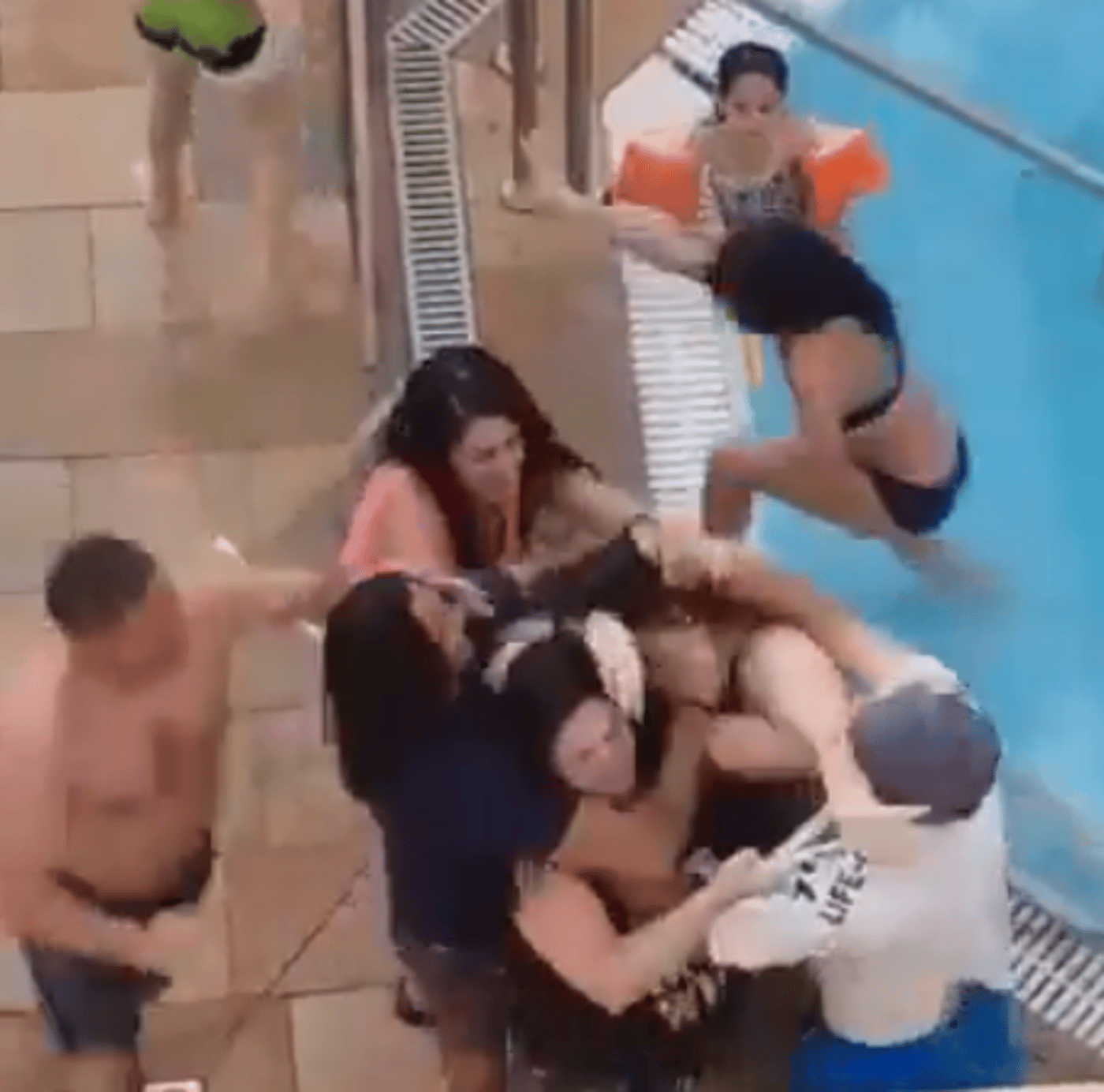 צפו: מציל ביקש מילדה לצאת מהבריכה- והותקף