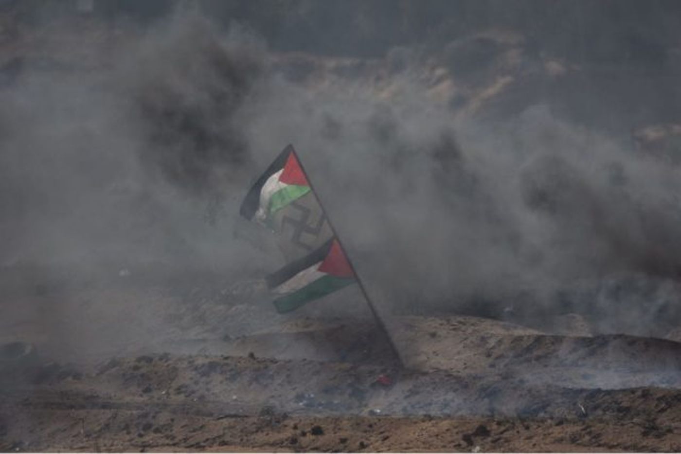 דגל פלסטין עליו צלבי קרס שהונף במהומות בגבול עזה
