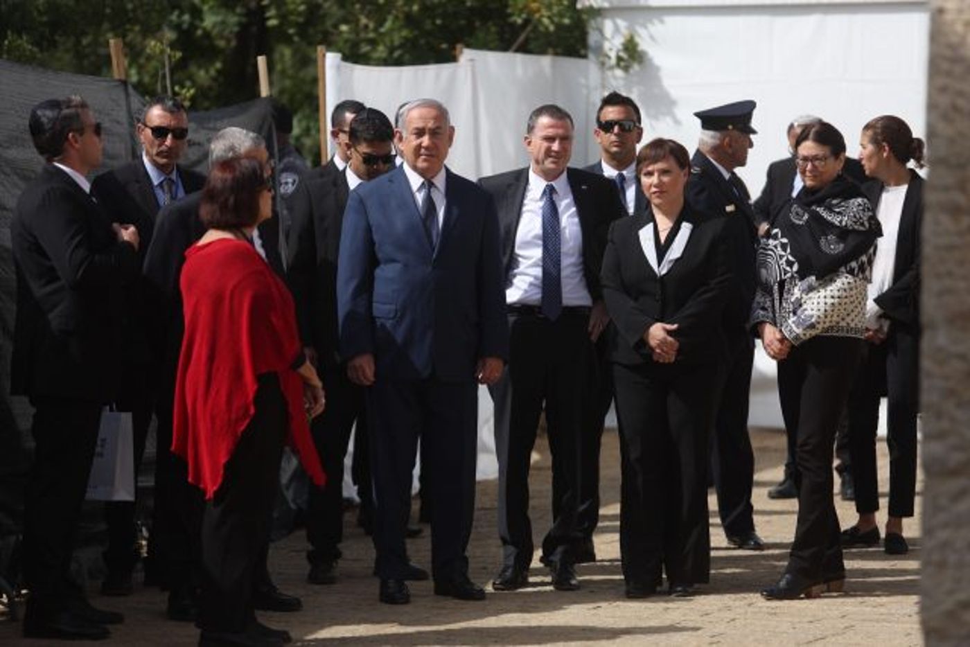 ראש הממשלה נתניהו ויו"ר הכנסת אדלשטיין, עומדים בצפירה בטקס הממלכתי ב'יד ושם'.