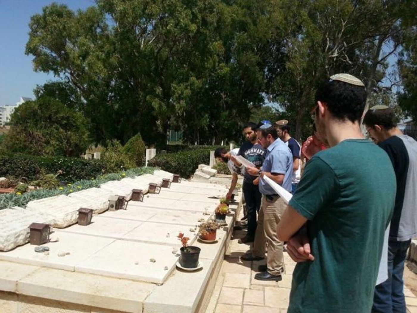 תלמידי הישיבה באזכרה ללוחמי האצ"ל בשבי ציון