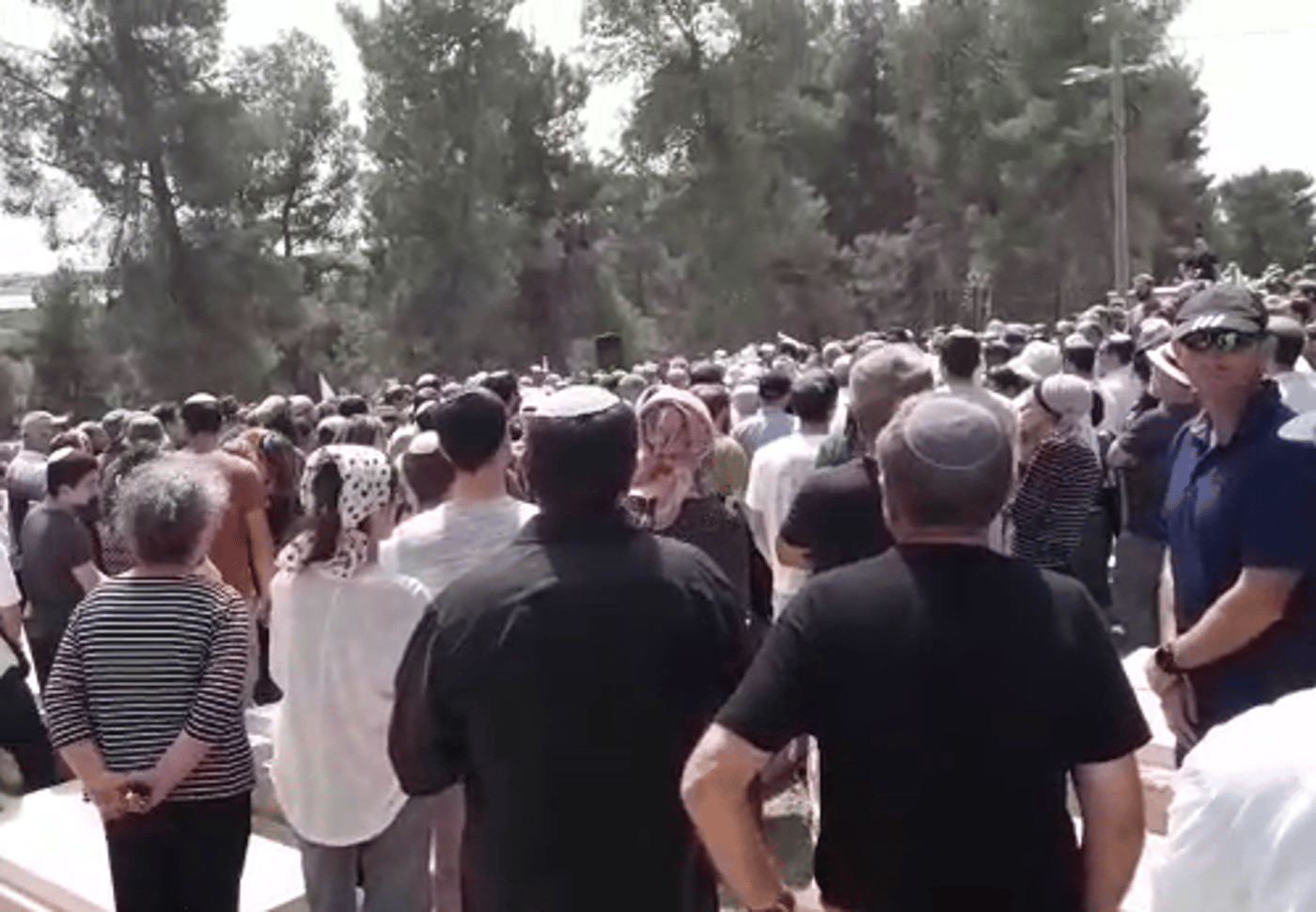 מרגש •צפו:הרב קנוהל הובא למנוחות בשירת 'ידיד נפש'