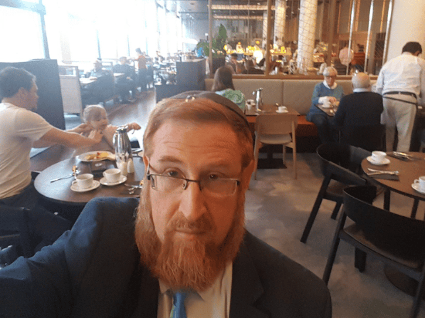 גליק עוקץ: "גם אני במלון שמגיש חזיר וגבינה צהובה"