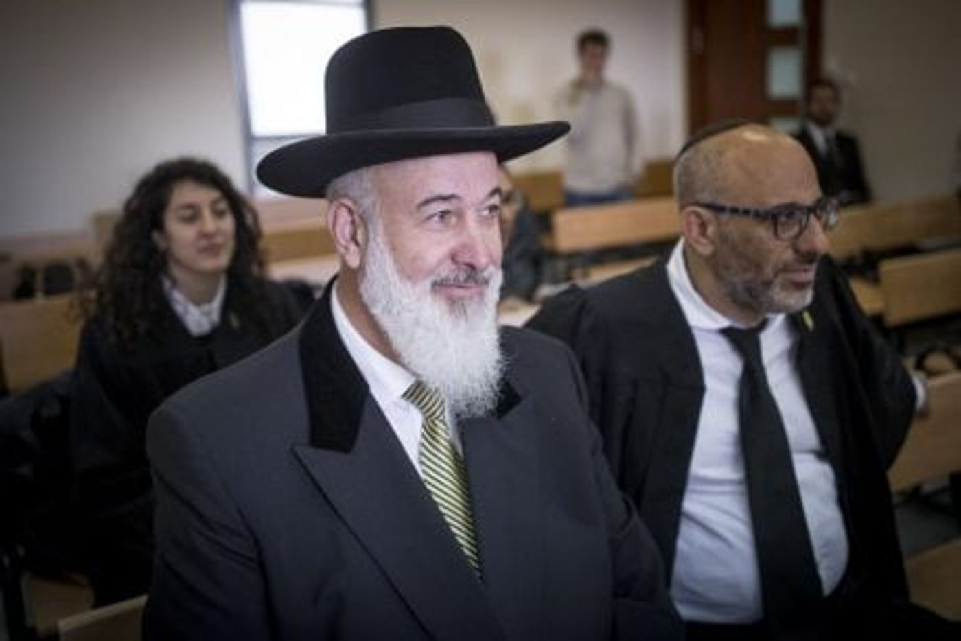 הרב יונה מצגר הגיש לנשיא בקשת חנינה
