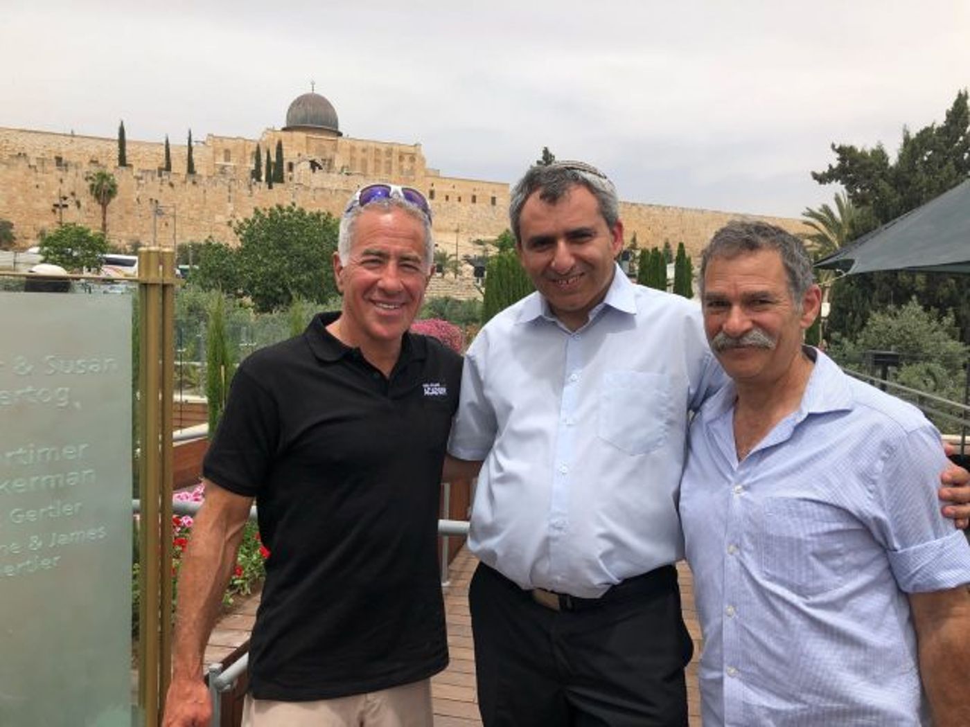 דוד בארי, השר אלקין וסילבן אדאמס.
