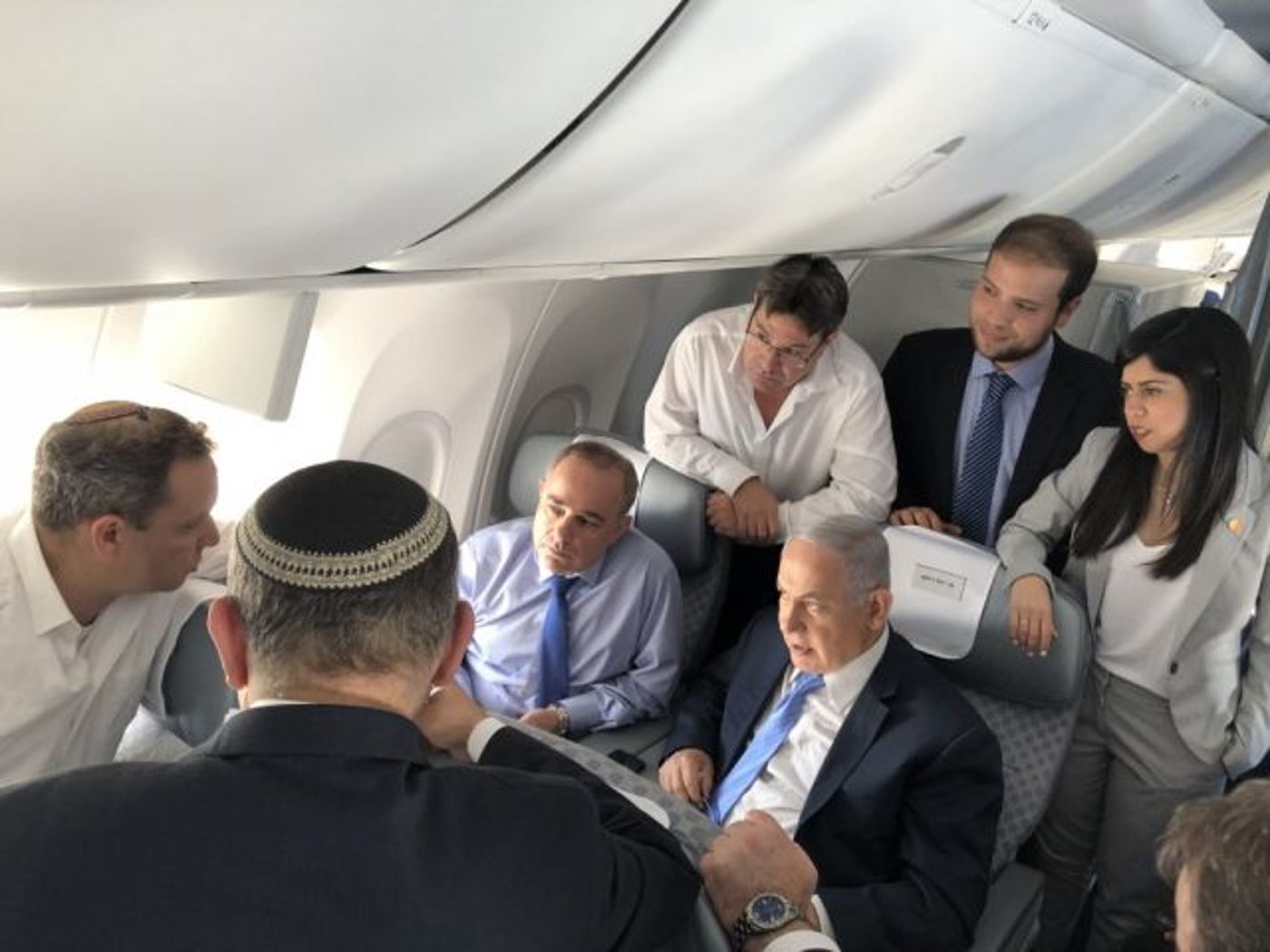 נתניהו בהתייעצות במטוס לקראת הפסגה המדינית בניקוסיה (קרדיט: דוברות לשכת רה"מ)