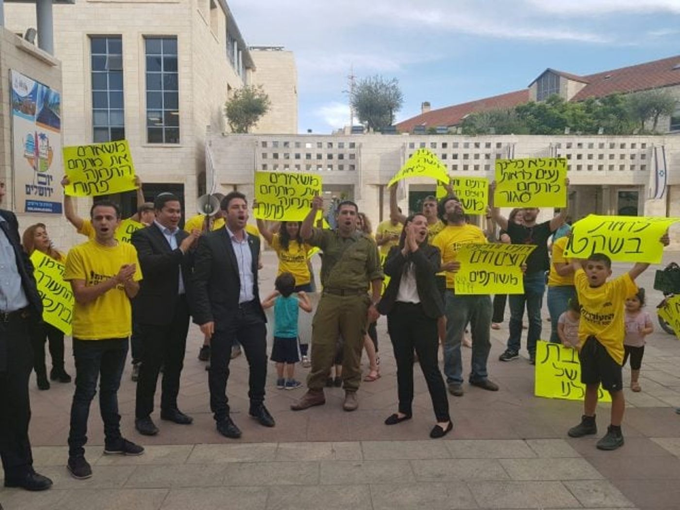 חברי התעוררות מפגינים בעד פתיחת מתחם התחנה בשבת מול משרדי העירייה