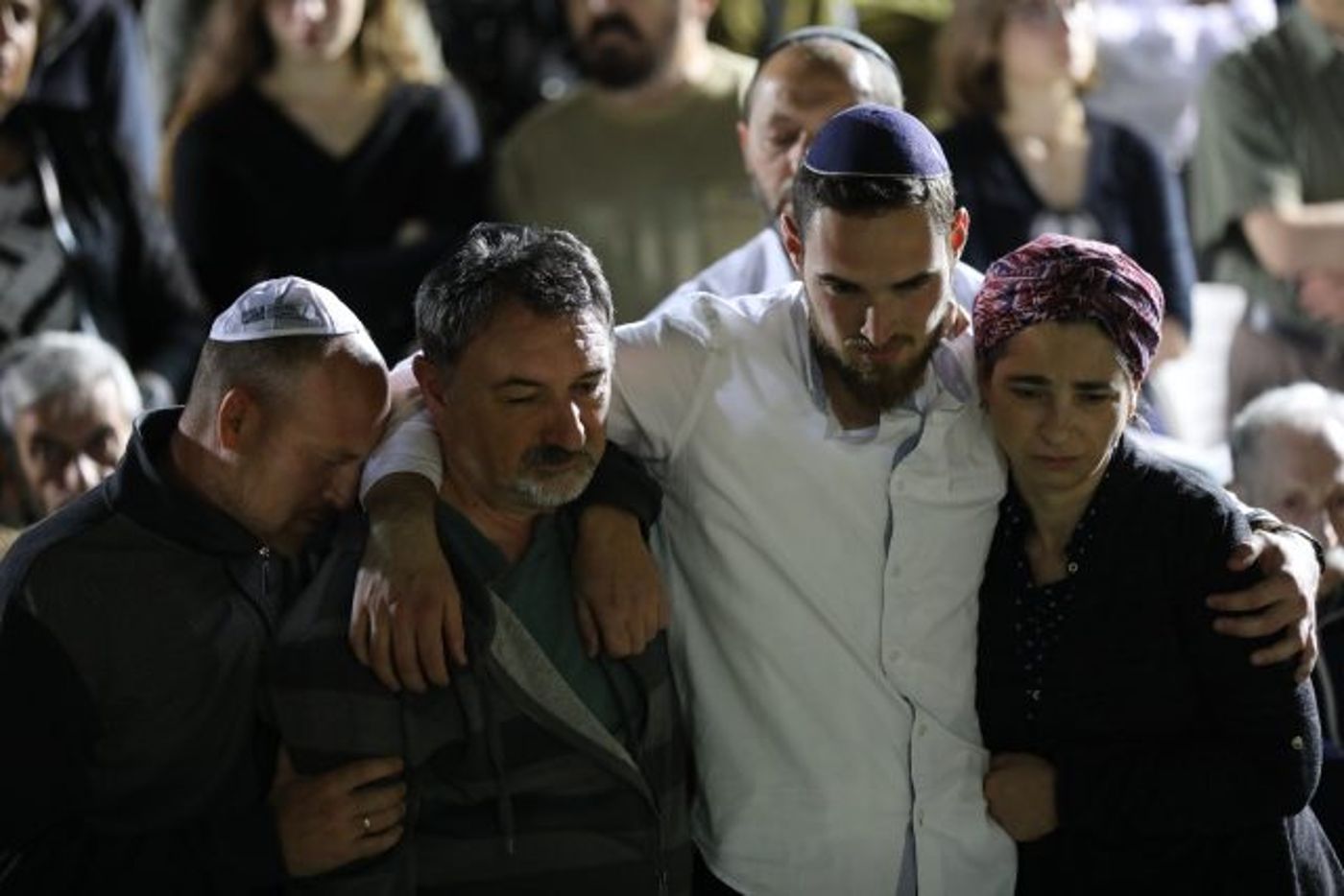 הוריו ואחיו מלווים את רונן לוברסקי הי"ד למנוחות