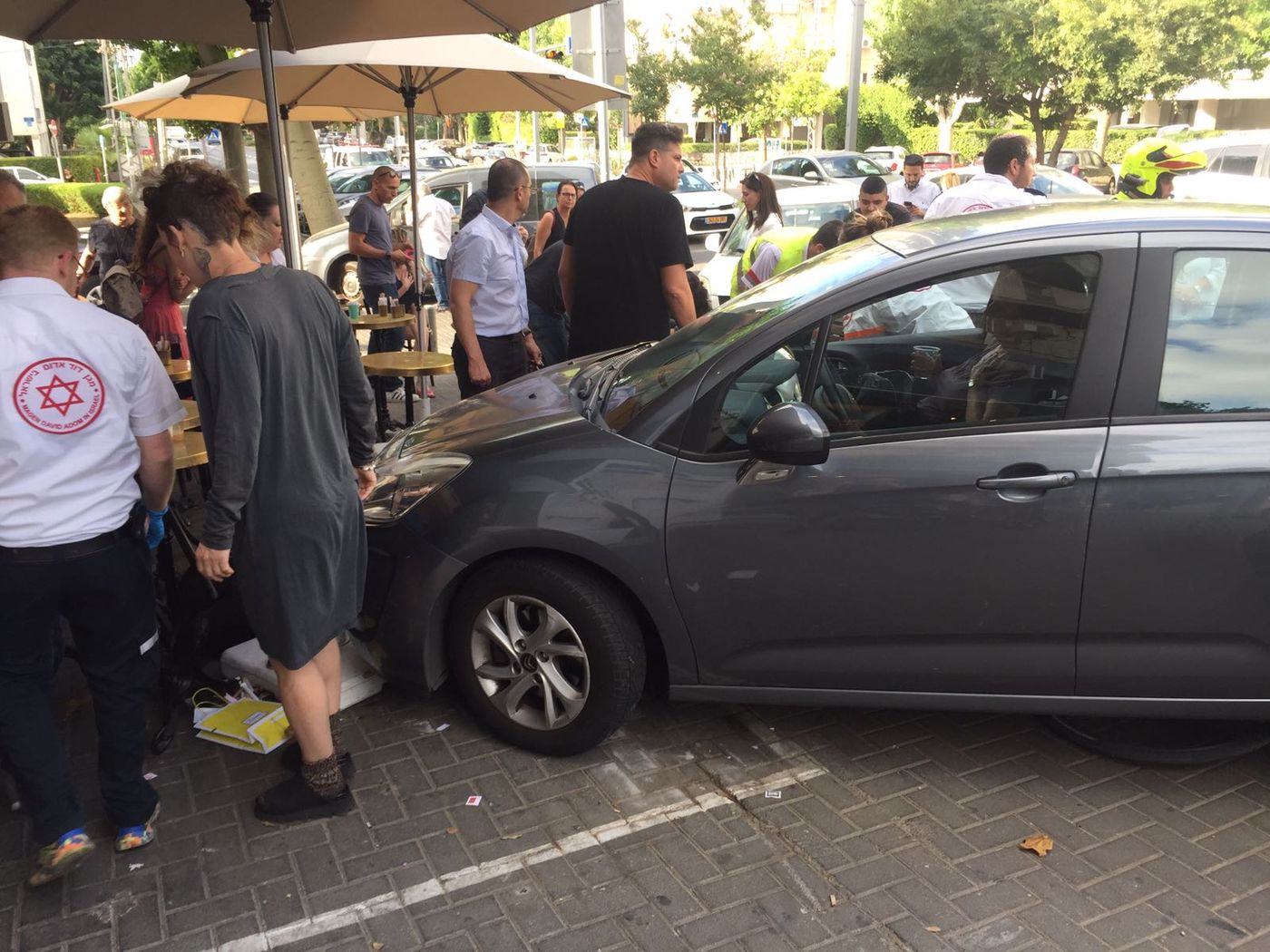רכב דרס יושבי בית קפה ברחוב וייצמן בתל אביב