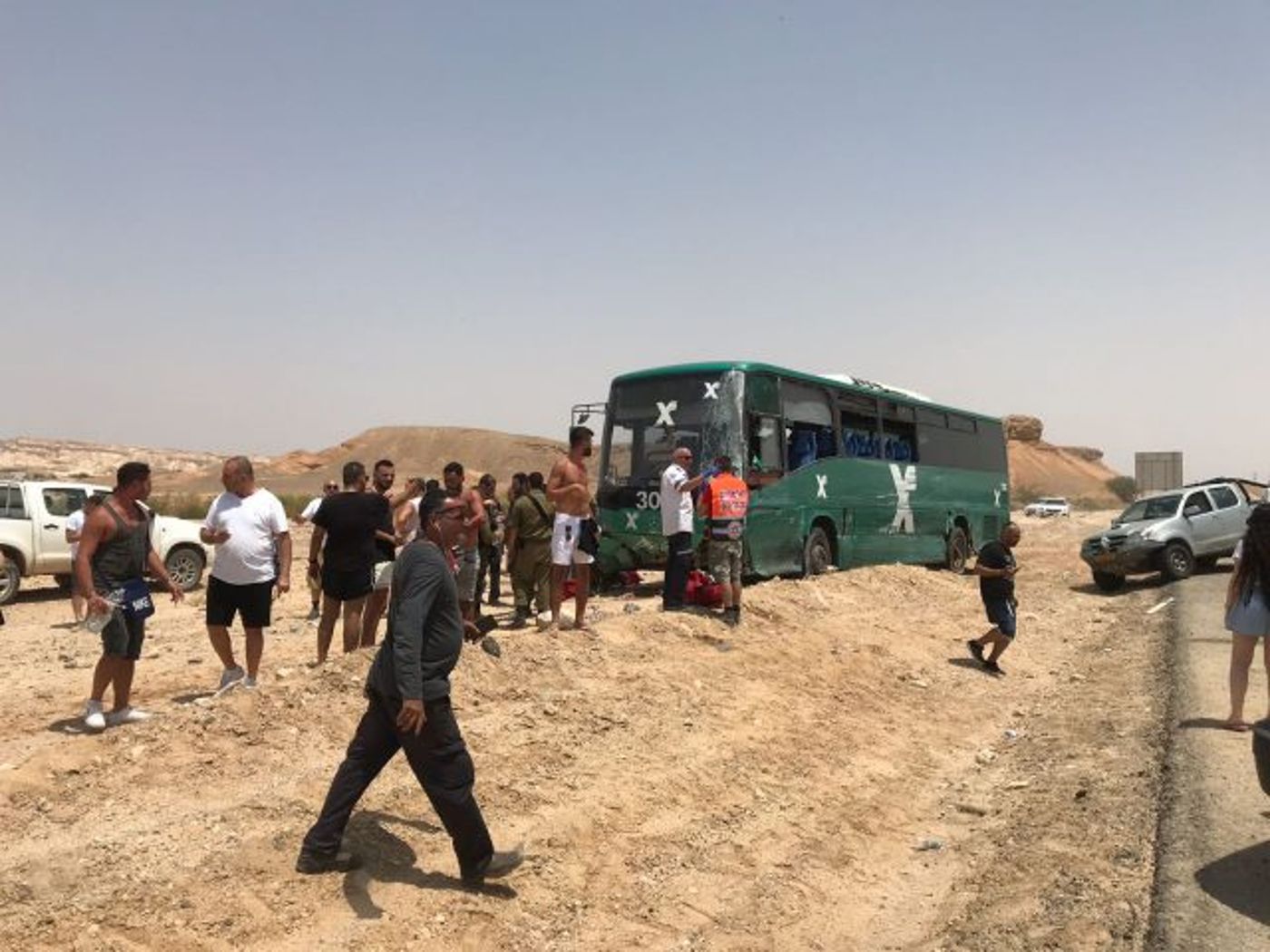 שמונה פצועים בתאונה קשה בין אוטובוס למשאית