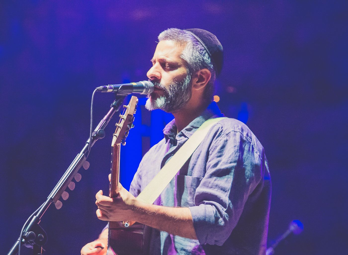 אביתר בנאי מופיע בגולה: מפגש, צלילים ושיחה על רוח והשראה