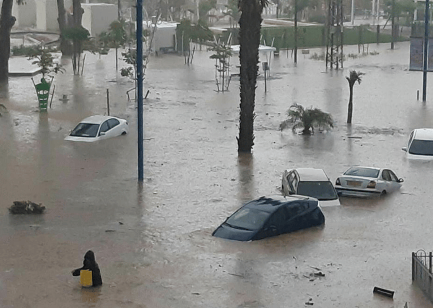 באמצע הקיץ: רחובות הוצפו, מכוניות שקעו