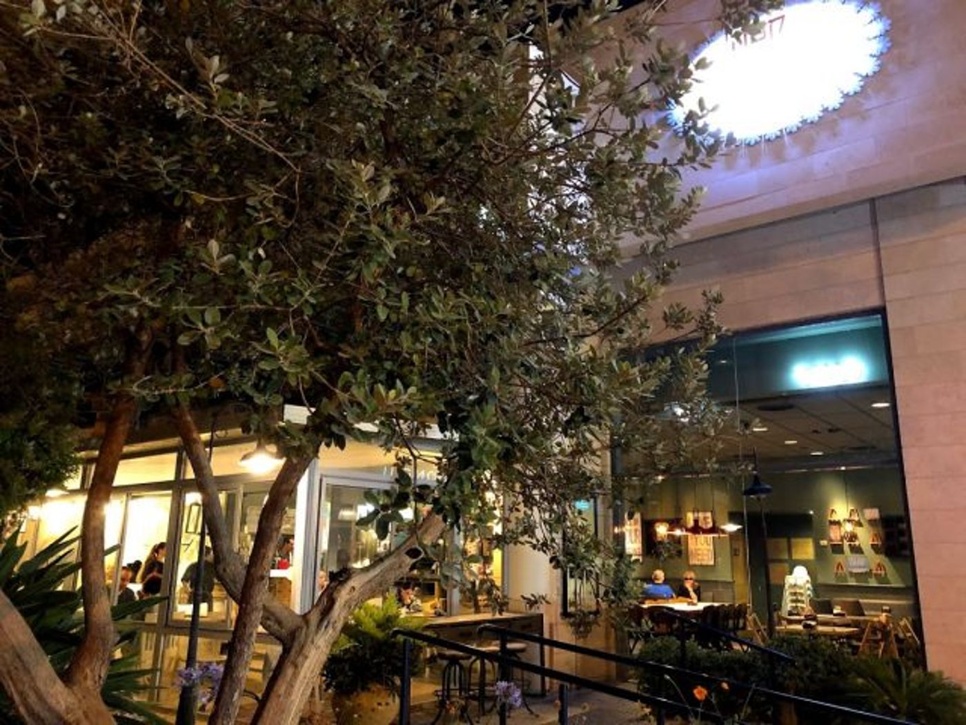 הרבה יותר מבית קפה