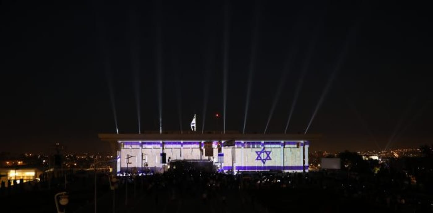 המשכן לבש חג