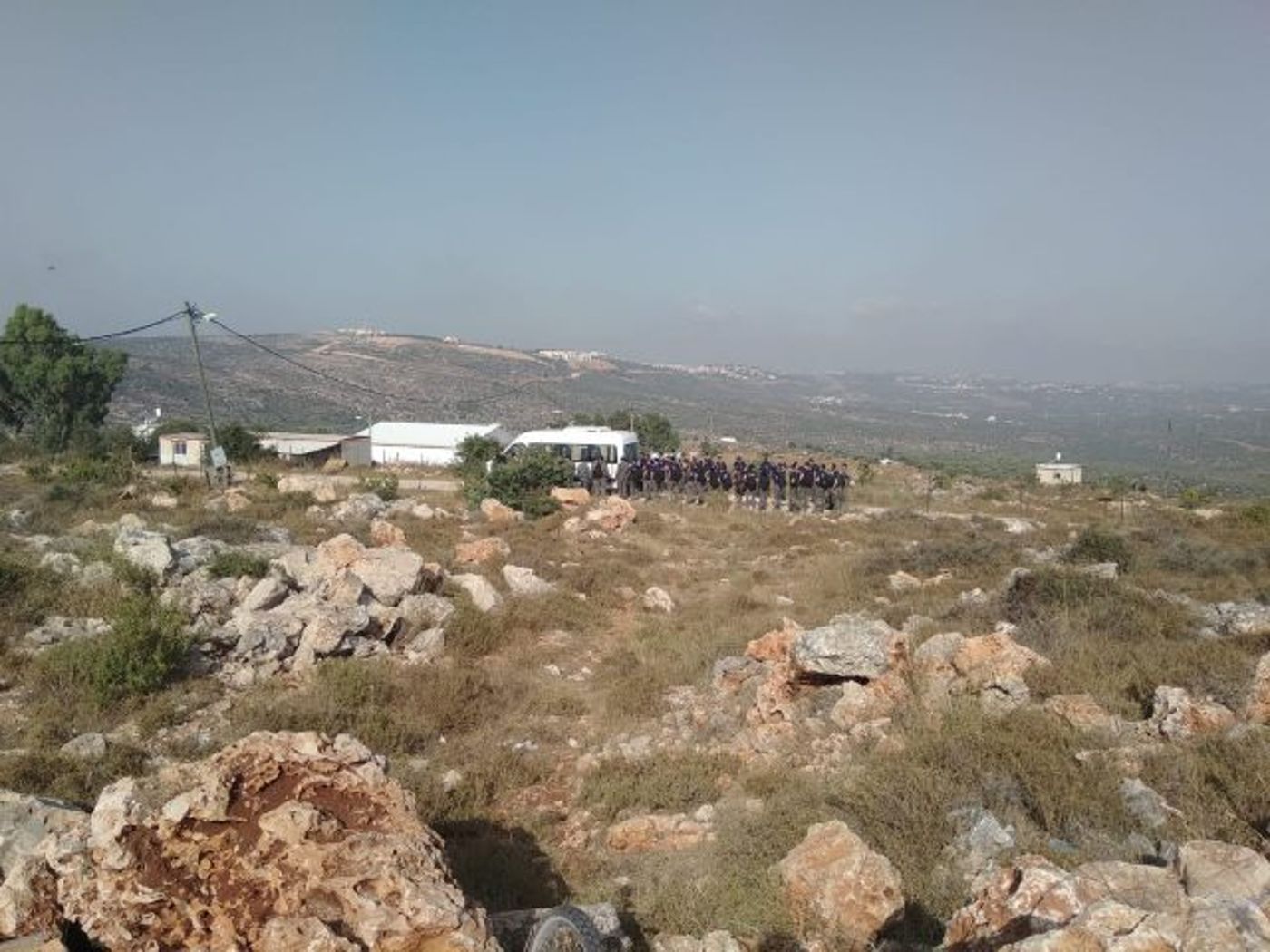 החל הפינוי בתפוח מערב; עימותים במקום. צפו בתיעוד