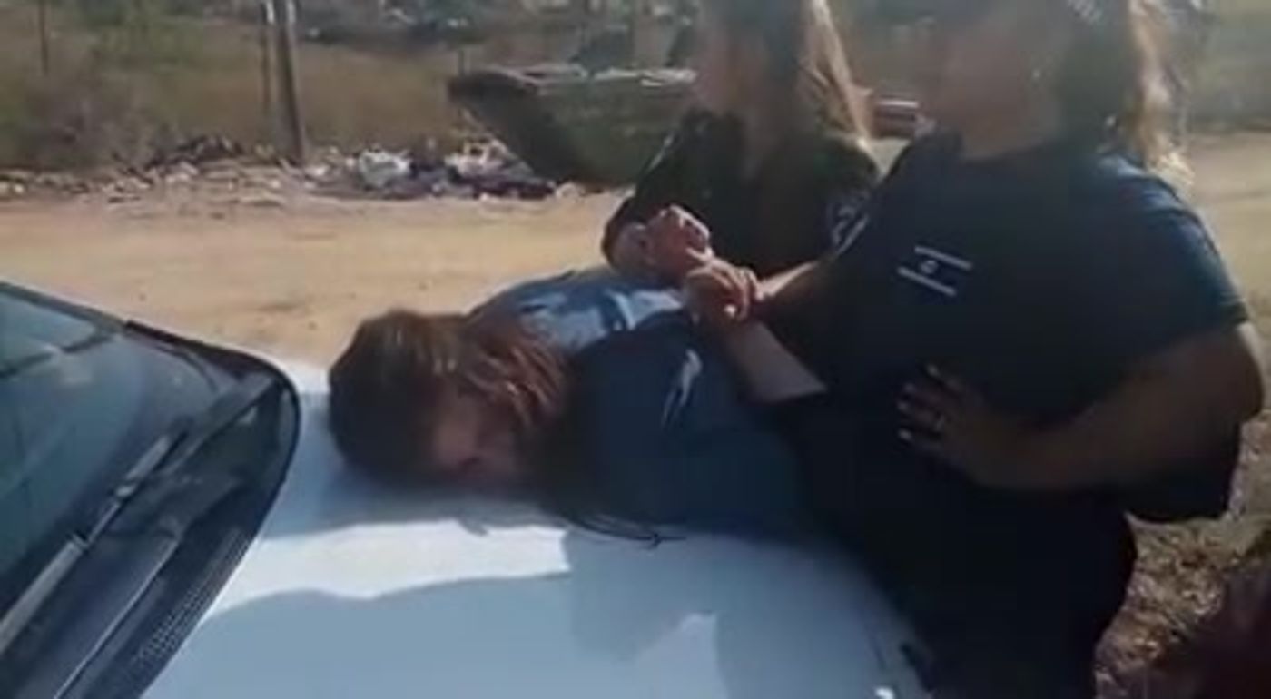 מעצר אחת המפגינות (קרדיט: חופשי)
